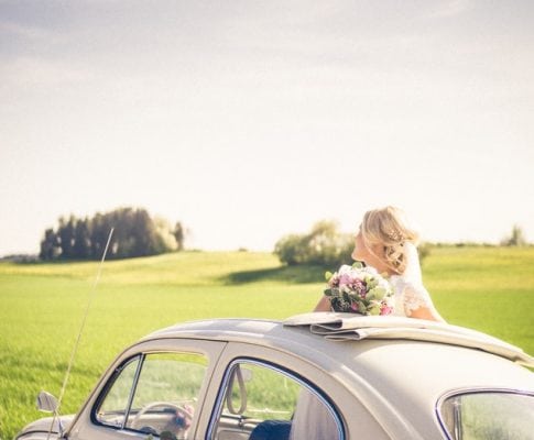 Coche estropeado de camino a la boda